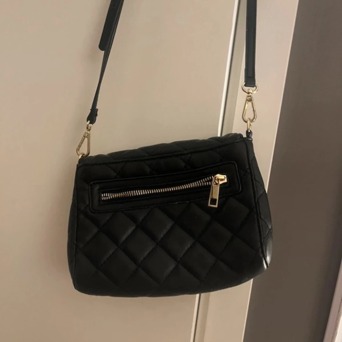 Svart quiltad axelväska - 2