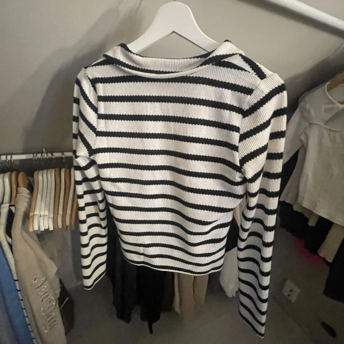 Randig stickad tröja med krage - 1