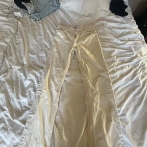 Beige jeans från Just Junkies - Snygga beige jeans från Just Junkies. Lite svarta nere vid benen men inget som man tänker på. Finns bild på de.