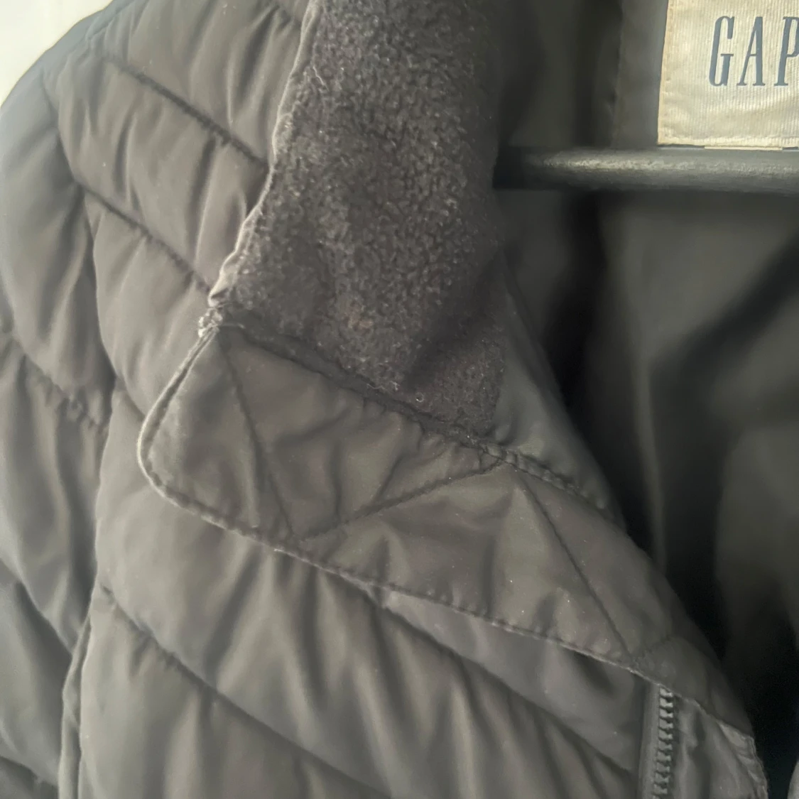 Svart quiltad jacka från GAP - 1