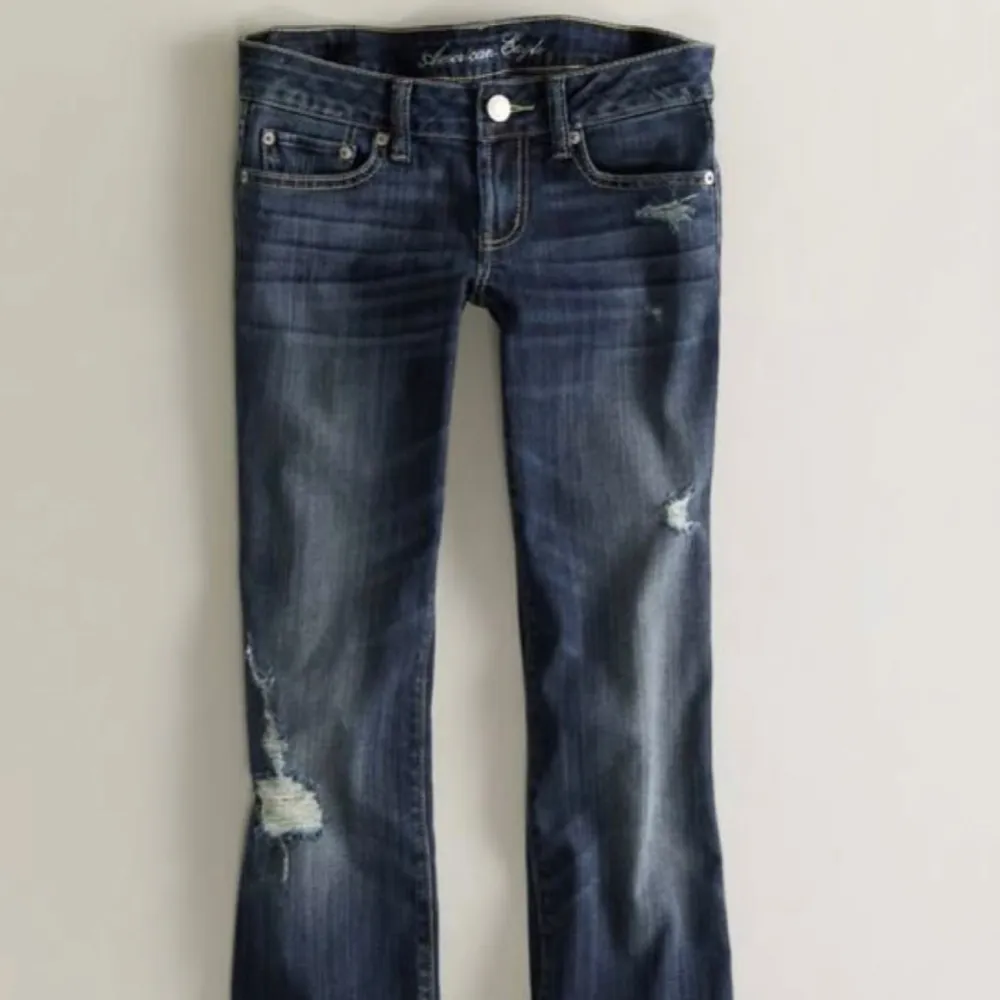 Lågmidjade jeans med hål ifrån Lee. I bra skick men uppsprättade nedtill. Midjemåttet är ca 38 cm och innerbenslängden är ca 78cm☺️. Farkut & Housut.