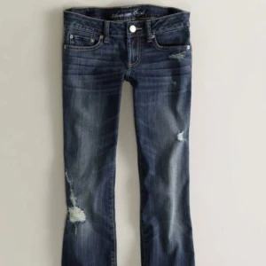 Lågmidjade håliga jeans - Lågmidjade jeans med hål ifrån Lee. I bra skick men uppsprättade nedtill. Midjemåttet är ca 38 cm och innerbenslängden är ca 78cm☺️