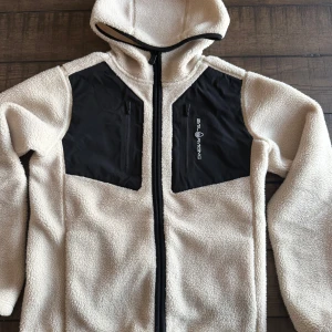 Sail Racing jacka  - Säljer min Sail Racing jacka som är i bra skick (8/10). Perfekt nu inför våren men oxå perfekt för höst! Nypris 2000kr