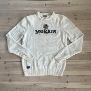 Stickad Morris tröja - En stickad Morris tröja. Den har inte några defekter. Det står att tröjan är storlek M men jag skulle säga att den passar S. Skick: 9/10. Nypris: 1500-2000kr
