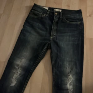 Dondup Jeans  - Säljer ett par riktigt snygga Dondup Jeans i mycket bra skick dom är knappt använda.Det är Slim fit.Det är storlek 26 men passar 28-29.Mvh Erik