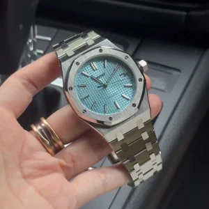 Seiko Royal Oak Platinum Mod - Seiko Mod Royal Oak är inspirerad av den ikoniska Royal Oak-designen och drivs av den prestigefyllda Seiko NH35 automatiska rörelsen. Denna 41 mm klocka kombinerar lyx och tillgänglighet perfekt.  Funktioner: • Diameter: 41 mm (utan krona) • Rörelse: Seiko NH35 automatisk • Tjocklek: 12 mm • Glas: Safir, rep-resistent • Luminova: Ja • Material: 316L borstat rostfritt stål • Armband: 316L stål med fjärilsstängning • Vattentålig: 3 ATM