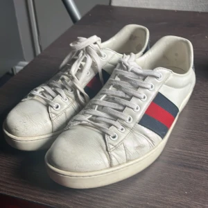 Gucci ace - Intressekoll!! Jag känner att jag börjar ogilla de här skorna och att de inte passar mig super bra så tänkte då bara om nån var intresserad har en liten defekt på hälen som man inte riktigt tänker på. Har du frågor så kan du höra av dig!! 😁Vid snabb affär kan priset diskuteras!