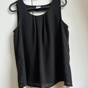 Blus - Blus med spetsdetaljer från Vero Moda.