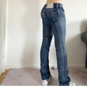 Low waist jeans - Säljer dessa super snygga jeans då de tyvärr inte passar längre. Köpta här på plick för lite mer än ett år sedan och har endast använts 2/3 gånger. Det finns ett hål vid skrevet (se sista bilden) men det är ihopsytt. Det står att dem är storlek 38 men skulle säga att storleken är som en 36a.  MIDJEMÅTT: 81 cm. INNERBENSLÄNGD: 85 cm. Vid frågor kontakta mig 💗