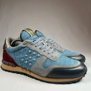 Valentino rocrunner - Nästan helt ny rocrunners för en billig peng😊.        Hör av dig vid några frågor😁