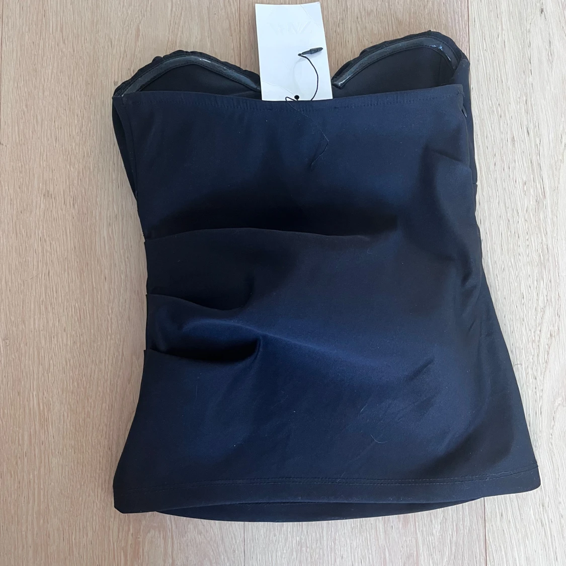 Svart axelbandslös topp - 2