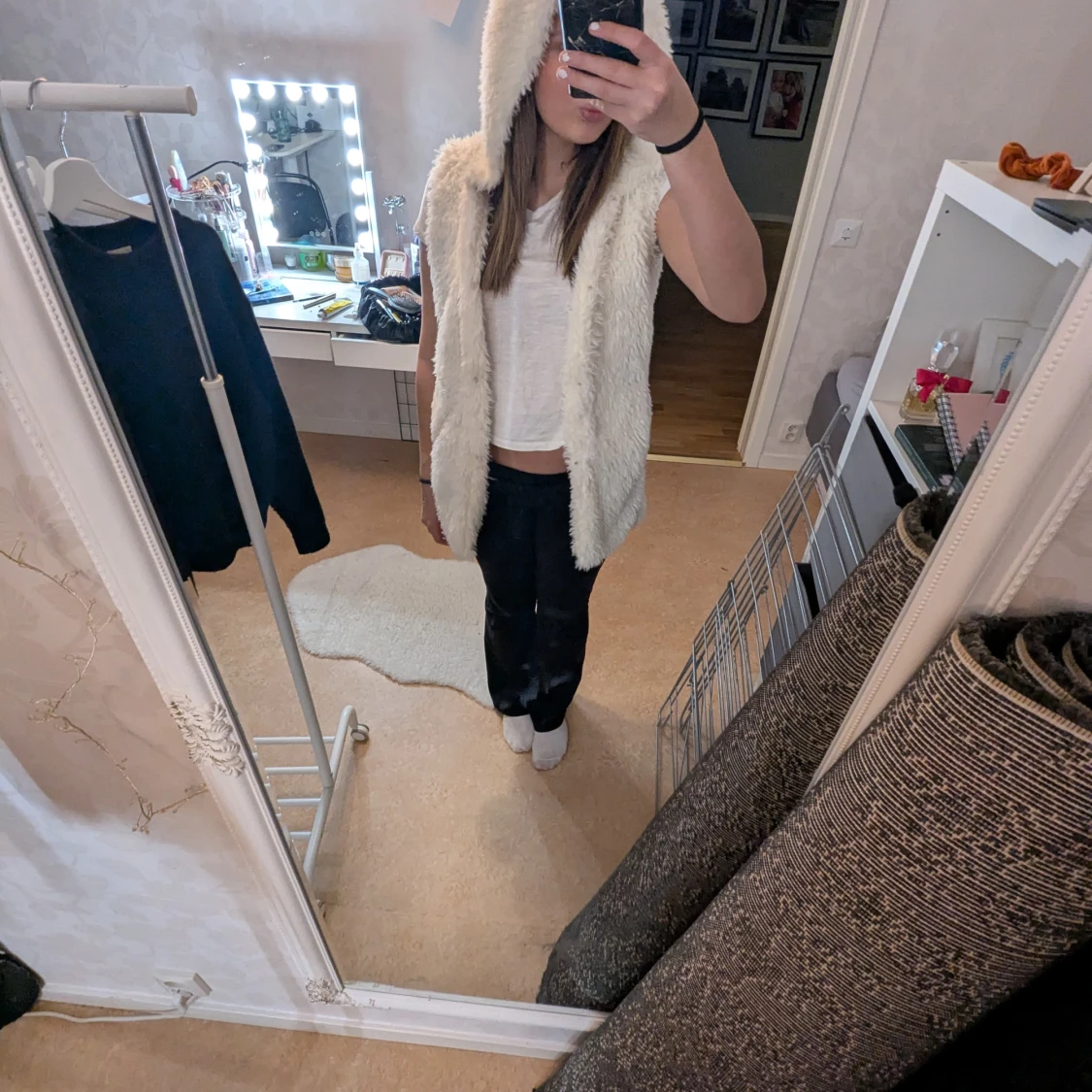 Vit pälsväst med huva - 1