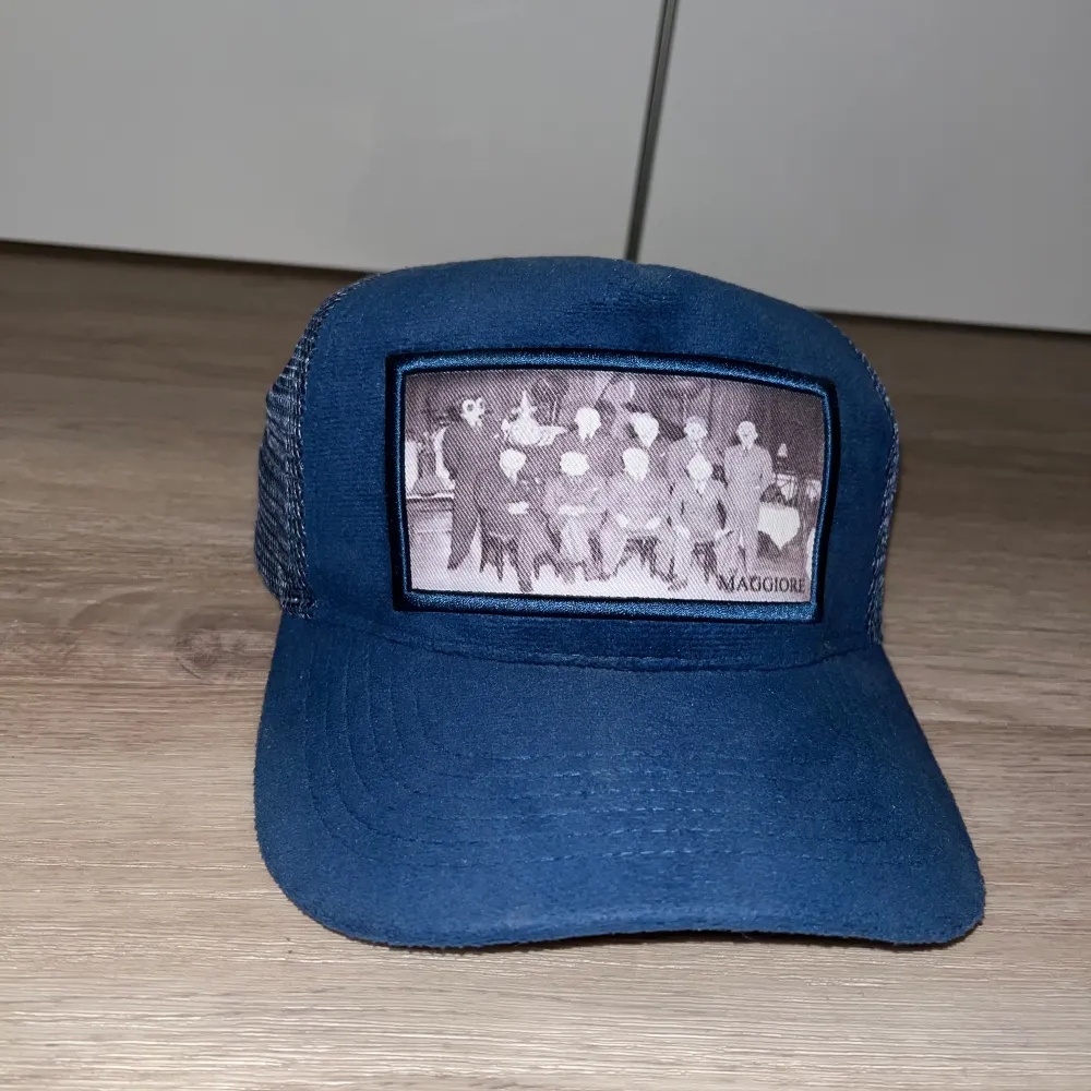 Maggiore limited edition S3 C8 keps, bra skick och otroligt snygg keps som passar till i princip allt⛱️🔥. Ordinarie pris 800kr, kan snacka om prisjusteringar bara skriv till mig om du är intresserad👍. Asusteet.