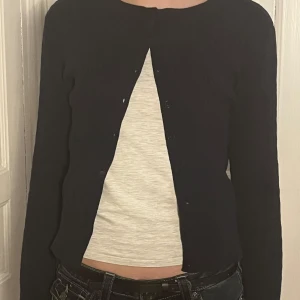 Fin gant kofta - Säljer denna klassiska mörkblåa koftan från gant.  Passar till det nästa och är i fint material. Hör av dig vid intresse💓Skulle säga att den passar 158-164