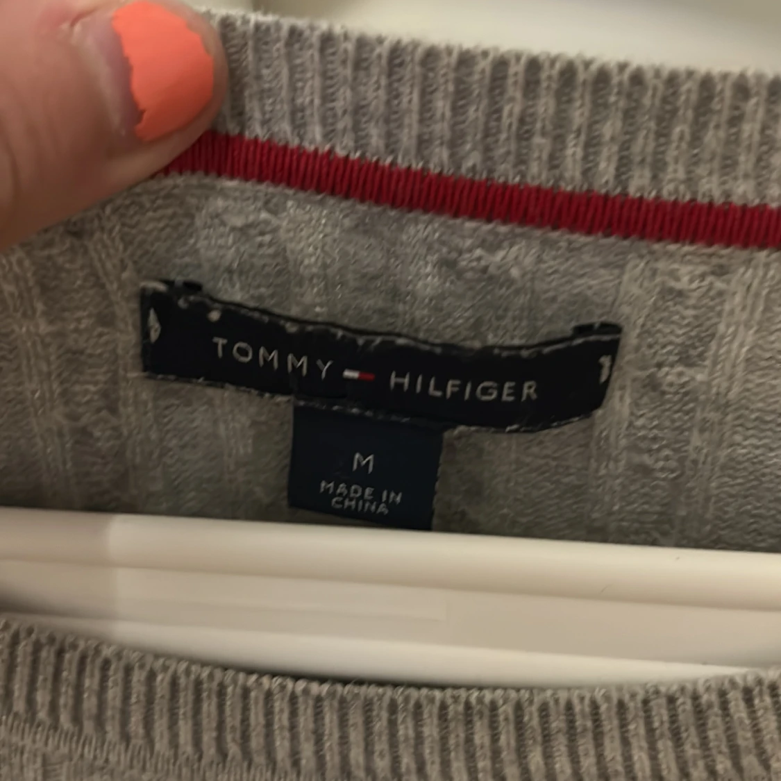 Grå stickad tröja från Tommy Hilfiger - 2