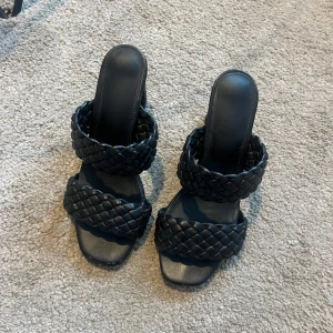 Svarta flätade klackar - 7cm klack. Supersköna att gå i. Använda fåtal gånger.