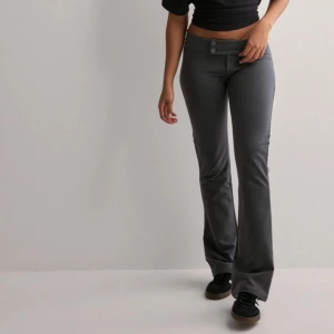 Grå kostymbyxor  - Jätte fina kostymbyxor från Nelly i ett jätte skönt Matrial . Mina har inte de knapparna som dom på bilden har men annars är de samma 🩷aldrig använd 