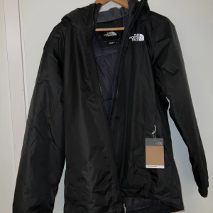 Svart jacka från The North Face - The North Face - jacka strl M Aldrig använd, cond 10/10 Nypris 1.999:- Mitt pris 1.000:-