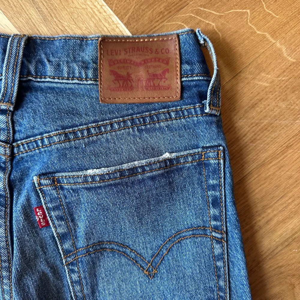 Blåa Levis 501 jeans med raka ben och lite croppade nedtill. Jeansen har knappar vid gylfen❤️. Farkut & Housut.