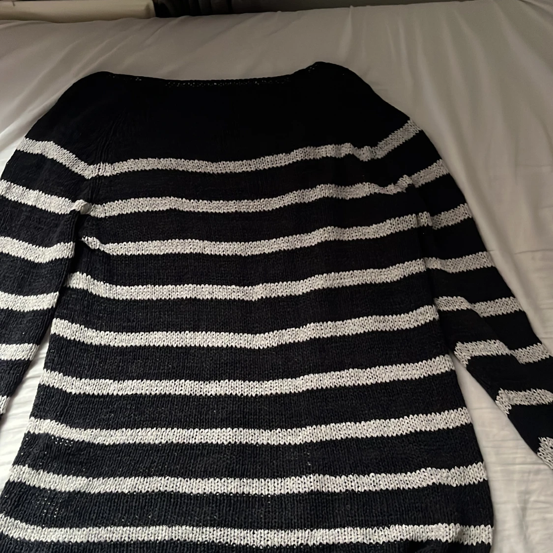 Svart och vit randig stickad tröja - 1