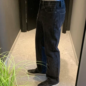 Abrand jeans - Snygga svarta jeansbyxor med en klassisk design. De har en rak passform och är tillverkade i ett slitstarkt denimtyg. Perfekta för en stilren look. Storlek w28:30. FIT: A 95 Baggy