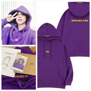 Jimin hoodie - Säljer min officiella Jimin hoodie eftersom att jag inte tar på mig den längre. Har bara använts en gång, photo card ingår och allt annat. Tar bara emot Swish tryck ej på köp nu. Om du har flera frågor är det bara att skriva till mig 💕