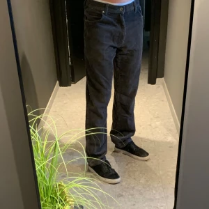 Gråa manchesterbyxor - Säljer ett par gråa manchesterbyxor med rak passform och klassisk femficksdesign. Byxorna har normal midja och stängs med dragkedja och knapp. Perfekta till vardags för en stilren look. Vid frågor är den bara att höra av sig i Pm