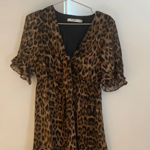 klänning nakd - super fin leopard klänning 🐆 Aldrig använd!