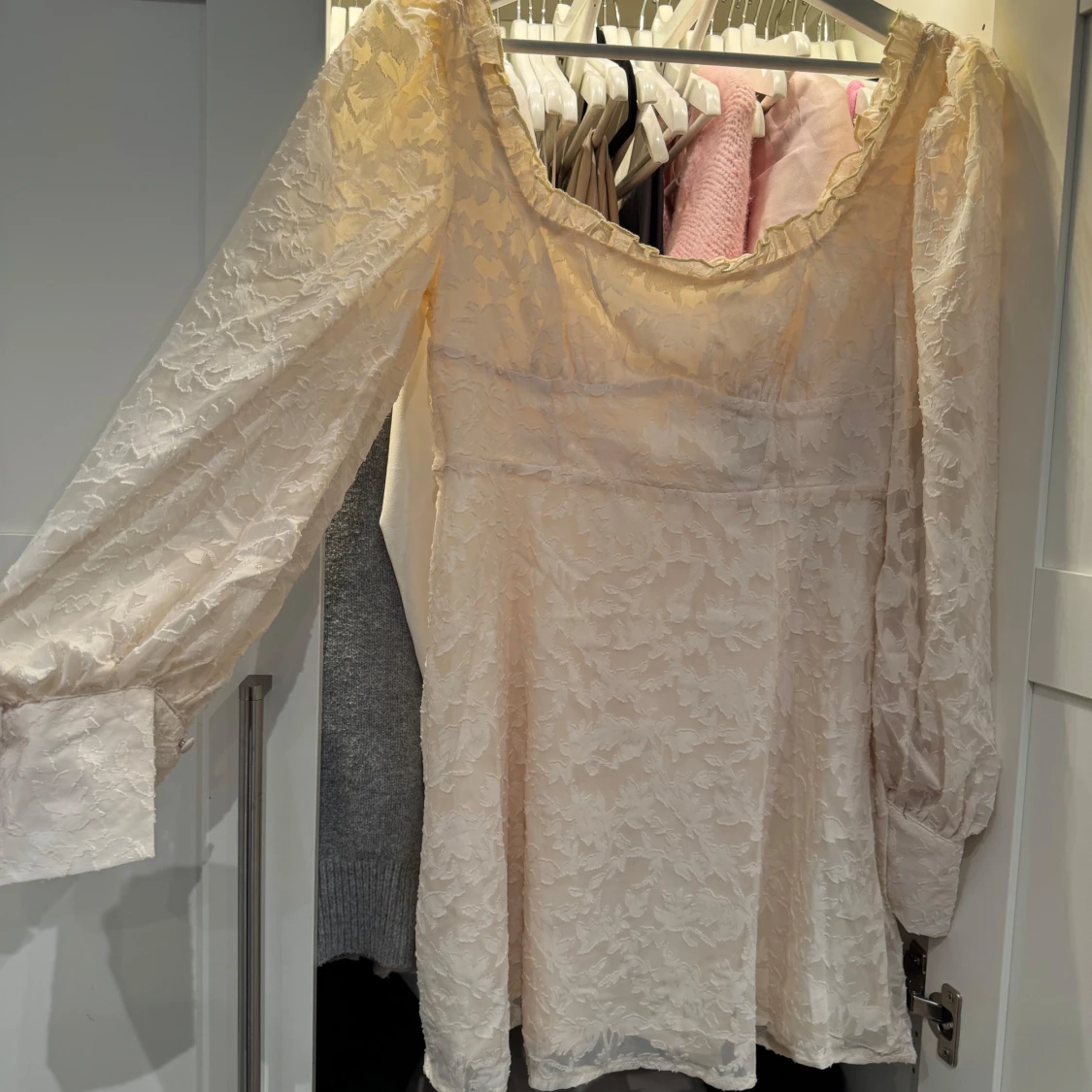 Ljusbeige spetsklänning med puffärmar