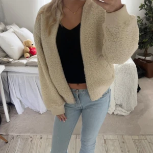 Söt teddyjacka - superfin, färgen syns bäst på bild 3 💖