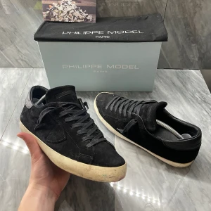 Philippe Model skor  - Philippe Model sneaker grymt goa nu till sommaren ☀️ | Bra skick, gått upp lite under (se bild 3) | Normal storlek | Nypris: 4000 | Ingår: box  | Hör av dig vid minsta fråga eller fundering📩