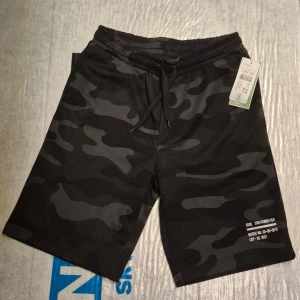 Nya Woxo shorts  - Nya oanvända shorts av märket WOXO inköpta på Kappahl storlek 146-152 med Prislappen kvar 