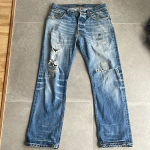 Blå selvedge jeans från Nudie jeans! - Ett par selvedge nudie jeans i passformen Loose Leif Otroligt snygga slitningar Mycket bra skick  Rekommenderar verkligen! Skick 8/10         Längd: 108cm Benvidd: 20cm Midja: 42cm