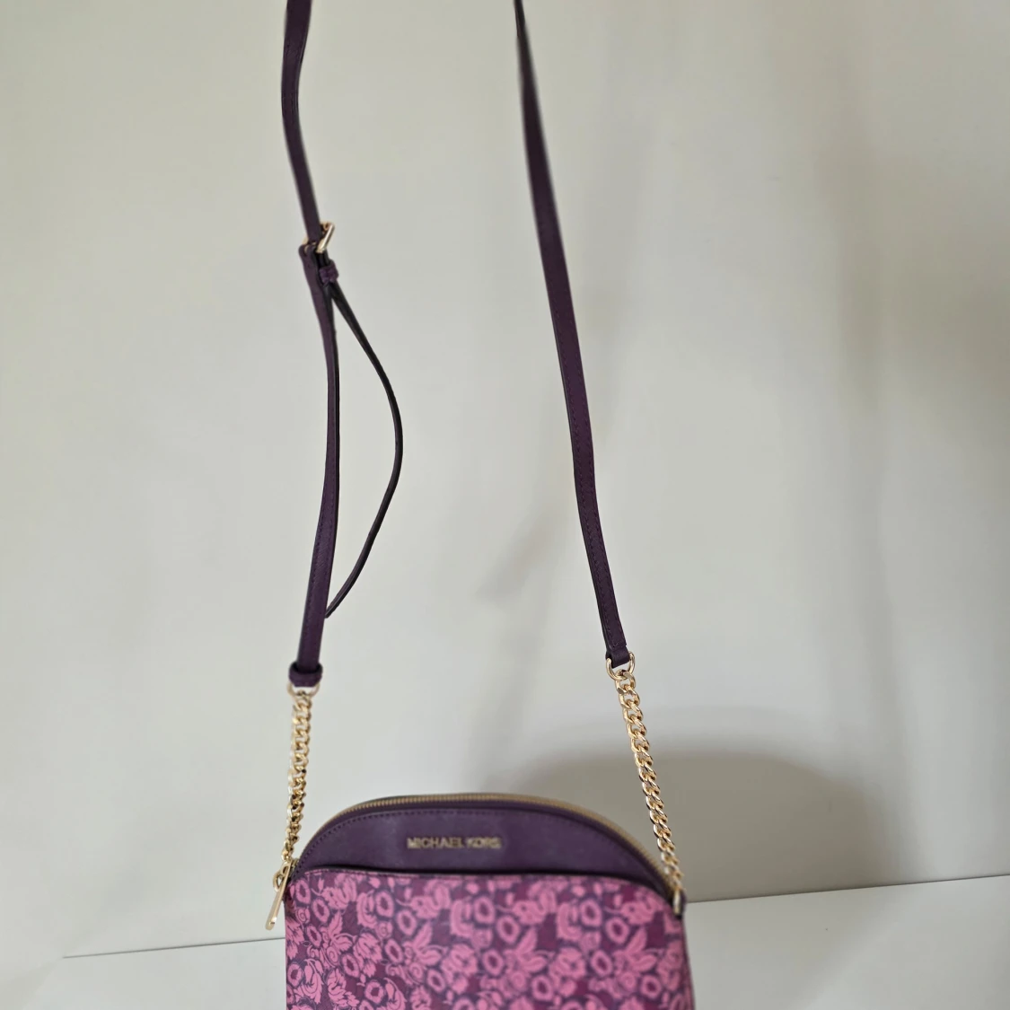 Lila axelväska med blommigt mönster från Michael Kors - 1