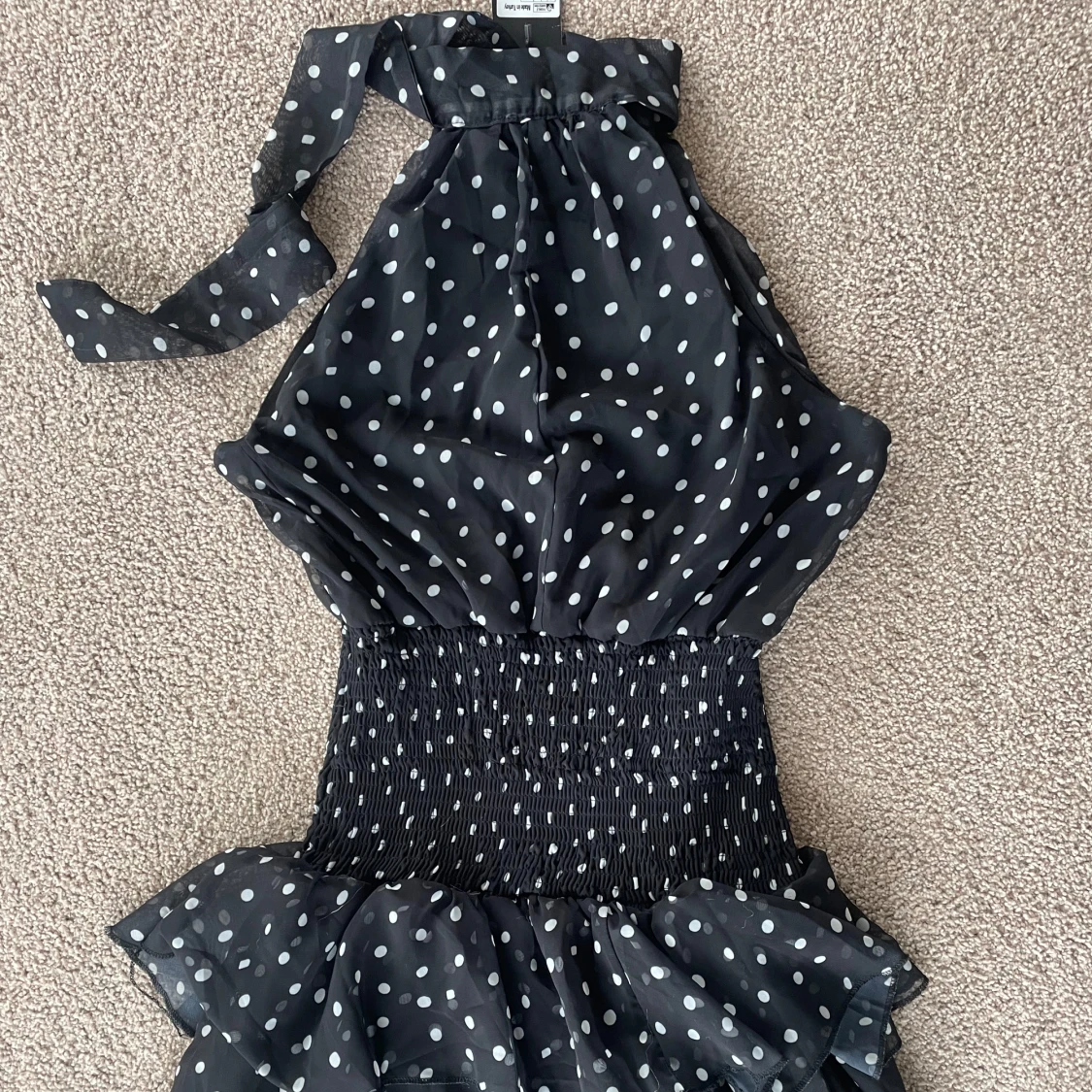 Svart prickig halterneckklänning från Trendyol - 2