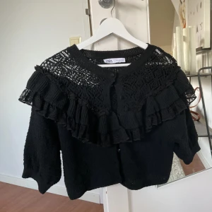 Zara topp - Jätte snygg topp från zara! Använd få tal gånger som ny❣️