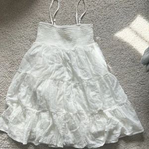 Sommarklänning från Gina! - Super fin sommar klänning som passar perfekt till skolavslutningar. Säljer då den har blivit för liten. Endast använd 1 gång🥰