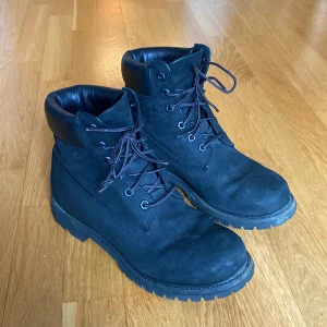 Svarta boots från Timberland - Klassiska svarta boots från Timberland med grov sula och snörning. Några få skavanker men i mycket bra skick