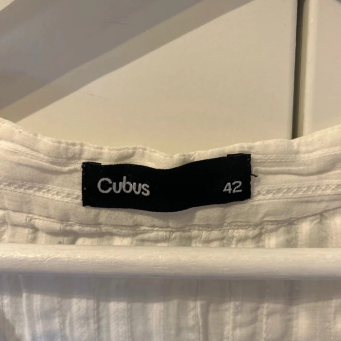 Vit blus med knappar från Cubus - 2