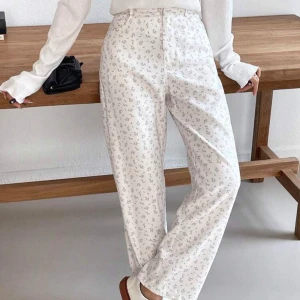 Blommiga tygbyxor - Jättesöta och somriga tygbyxor med hög midja. Har för mig att storleken är M men de sitter som en S, alltså liten i storleken. Ska vara korta i längden, men raka i passformen. Aldrig använda. Har prislapp kvar vilket kan skickas bild på privat.