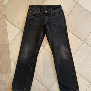 Svarta raka jeans från weekday  - Säljer ett par mörkgrå jeans från weekday. Modellen heter ”arrow low waist regular straight leg jeans” Denna färgen säljs inte längre men det är samma modell som på andra bilden. Använda fåtal gånger, som nya! 