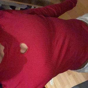 Röd ribbad långärmad topp med hjärtformad detalj - Säljer en röd ribbad långärmad topp med en söt hjärtformad cut-out vid bröstet. Perfekt för dig som vill sticka ut lite extra! Toppen är figurnära och har en mjuk, stretchig känsla. Pris kan diskuteras ❤️
