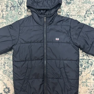 Svart dunjacka från Levi&#39;s - Säljer en svart dunjacka från Levi&#39;s och dragkedja framtill. Perfekt för kyligare dagar och enkel att matcha med olika outfits.