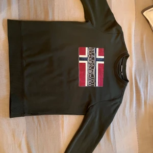 Napapijri Tröja - Fin och stilig tröja passar med varje stil, ny pric ca. 900. Nyskick och är använd ett fåtal gånger. Skriv vid fler funderingar eller frågor eller om det behövs fler bilder.