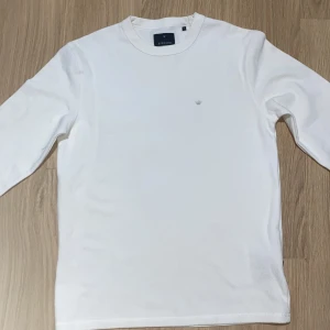Junk de luxe - Hej säljer denna helt nya sweatshirten. Den har fått en rost fläck bakom men gå att ta bort. Priset kan diskutera