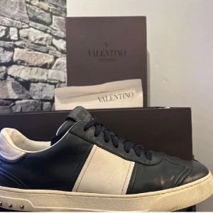 Valentino flycrew - Säljer nu mina asfeta marinblåa valentino flycrews i storlek 43,5 men passar 43-44.5. De har nästan alla nitar kvar och är i 8,5/10 skick enligt mig! Allt og ingår, box snöre dustbags kort kvitto. ! Skriv vid frågor och funderinga eller fler bilder!