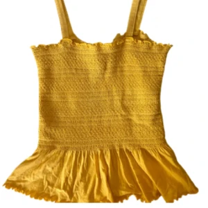 Top💝 - Jätte gulliga två toppar som kostar 150kr tillsammans, men om du vill köpa en så blir de 100kr.Den första guliga toppen (Gul)Är från Kappahl jag köpte den för runt 200kr och den ändra guliga toppen (Mörk blå) är från Abercrombie som kostar runt 250kr💖fråga mig om ni har några frågor.