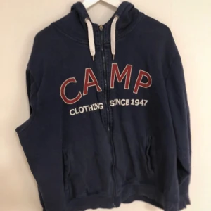 Huvtröja med dragkedja  - Lite äldre huvtröja från Ellos men i bra skick. Fickor på ytter och innersidan. Lite nött vid halsen och dragkedjan. Dragkedjan fungerar övrigt utan problem.🌸