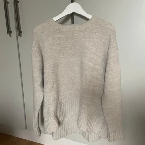 Zara stickad  - Stickad tröja från zara. Så mysig i storlek L men själv när jag oftast storlek S och tycker att den sitter bra😚