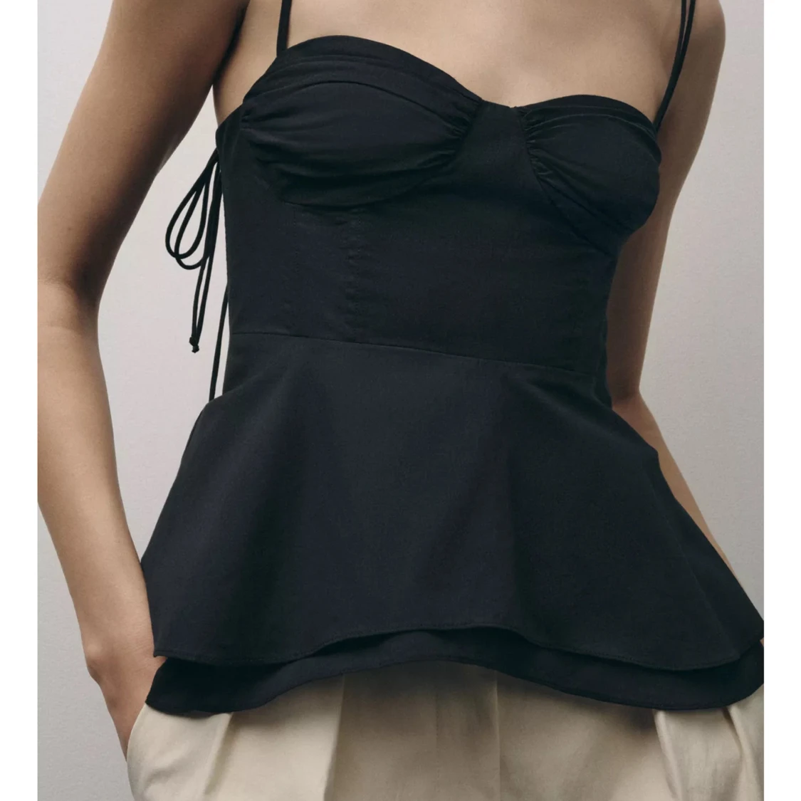 Svart peplum topp med smala axelband - 1